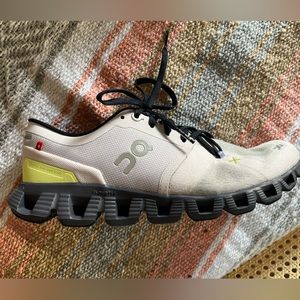 On Cloud X 3 women’s shoes - size 9.5
